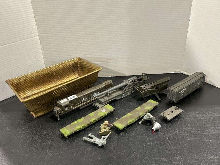 GROUP OF HO SCALE U.S ARMY TRAIN CARS & ENGINE