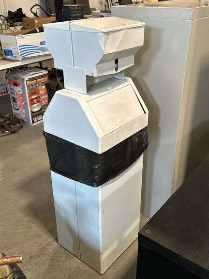 TRASH CAN WITH PAPER TOWEL DISPENSER