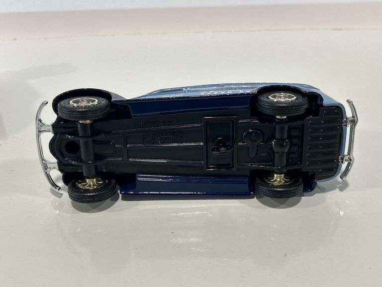ERTL MICKEY THOMPSON 1938 CHEVROLET PANEL TRUCK BANK - 1/25