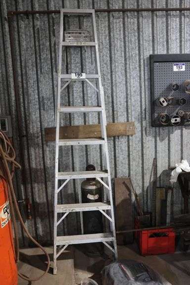 8' ALUMINUM LADDER