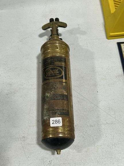 PYRENE WALL MOUNT FIRE EXTINGUISHER WITH BRACKET