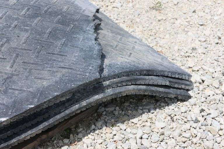 QUANTITY OF RUBBER MATS