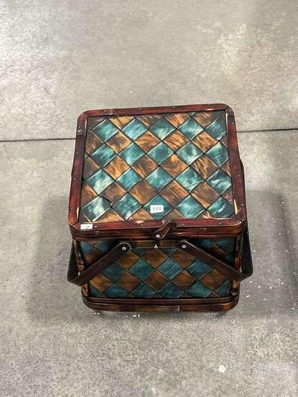PICNIC BASKET WITH PLATES, MUGS & CUTLERY
