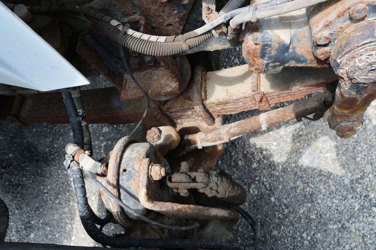 2001 INTERNATIONAL 8100 TANDEM AXLE ROLL OFF TRUCK