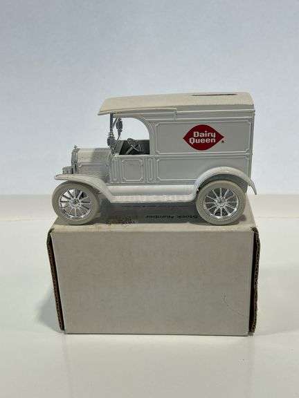 ERTL DAIRY QUEEN 1917 FORD MODEL T VAN BANK - 1/25