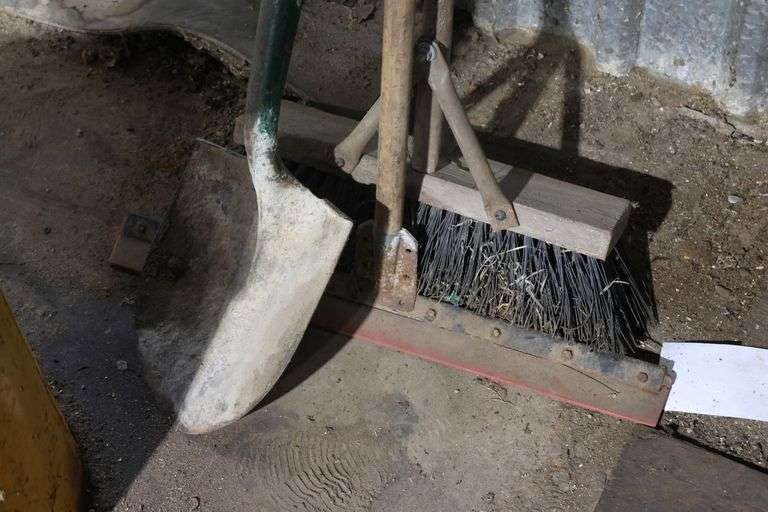 SHOVEL, PUSH BROOM & FLOOR SQUEEGE