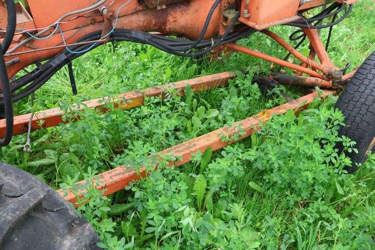 ALLIS CHALMERS 'B' TRACTOR WITH HYDRAULIC UNDER MOUNT