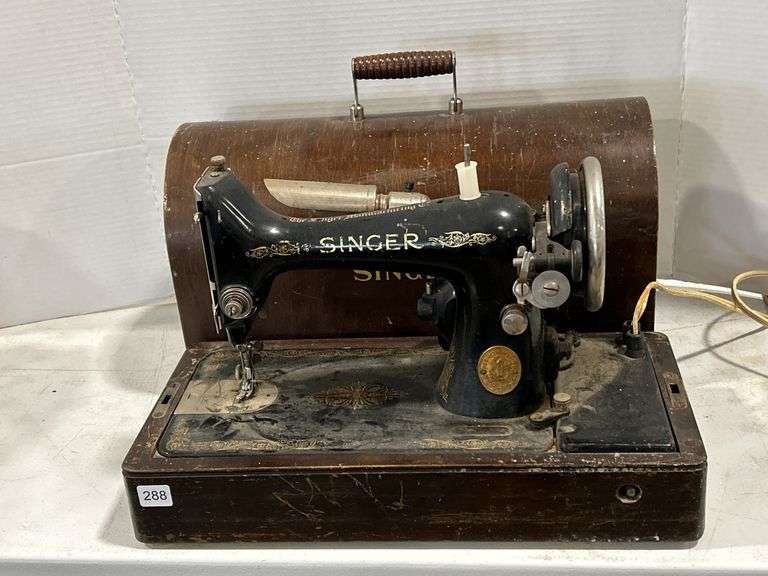 SINGER ELECTRIC SEWING MACHINE MODEL Y4284325 WITH CASE