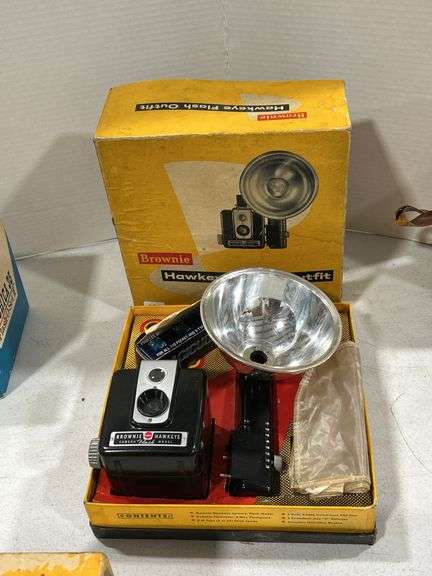 BROWNIW HAWKEYE FLASH OUTFIT CAMERA & BOX
