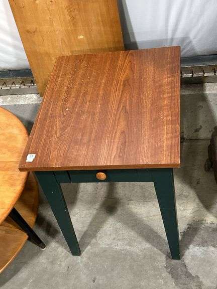 SIDE TABLE - 20"X24"X24"
