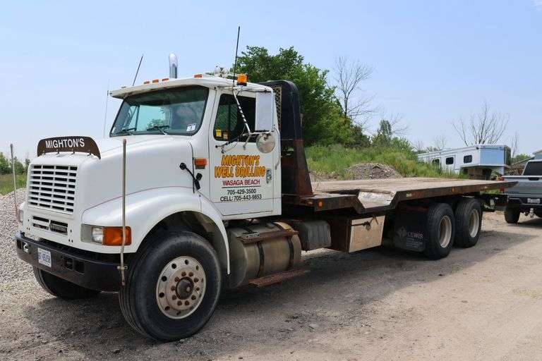 2001 INTERNATIONAL 8100 TANDEM AXLE ROLL OFF TRUCK