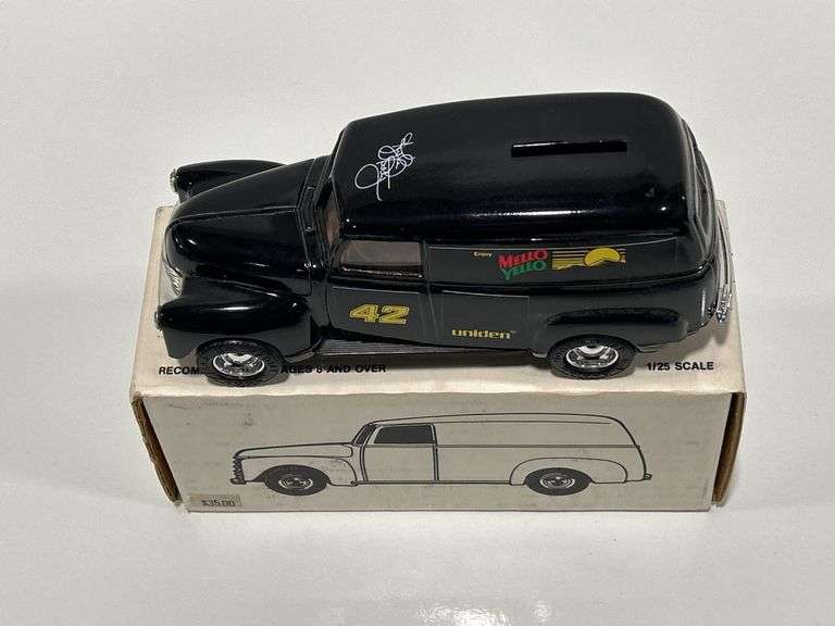 ERTL MELLOW YELLOW 1950 PANEL TRUCK BANK - 1/25