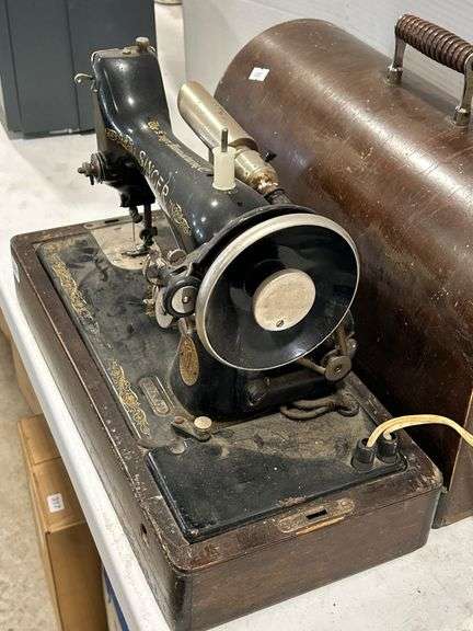 SINGER ELECTRIC SEWING MACHINE MODEL Y4284325 WITH CASE