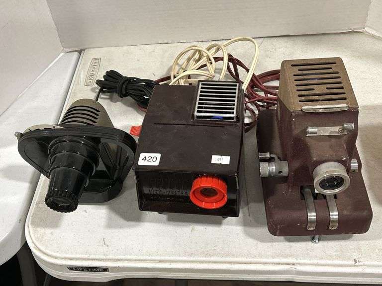2 VINTAGE VIEWMASTERS & 1 SLIDE PROJECTOR