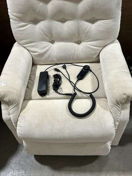 LAZY BOY LIFT CHAIR - NOT TESTED