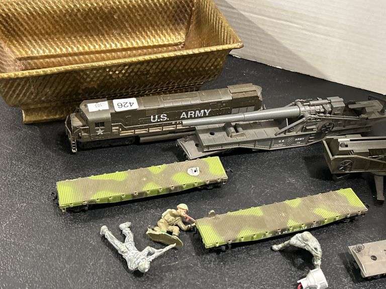 GROUP OF HO SCALE U.S ARMY TRAIN CARS & ENGINE