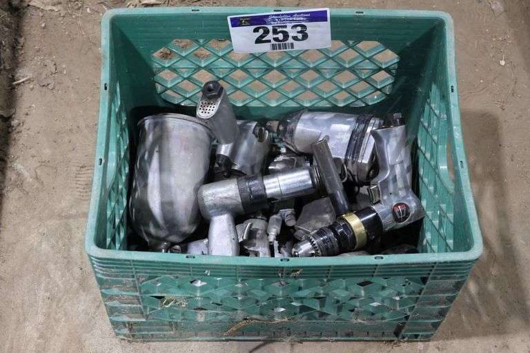 GROUP OF AIR HOSE ATTACHMENTS