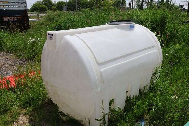 600 GALLON POLY TANK