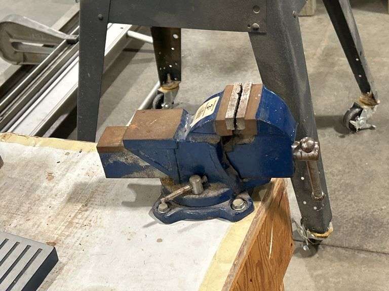 MASTERCRAFT 4" BELT & 8" DISC SANDER & 3" VISE MOUNTED ON ROLLING BENCH