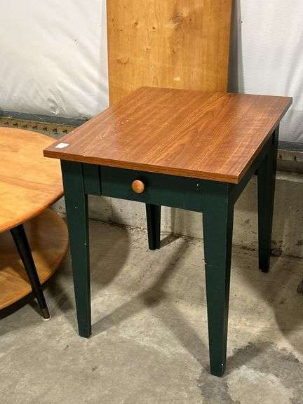 SIDE TABLE - 20"X24"X24"
