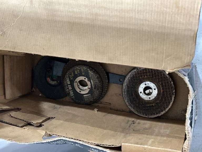 MAKITA 4" ANGLE GRINDER