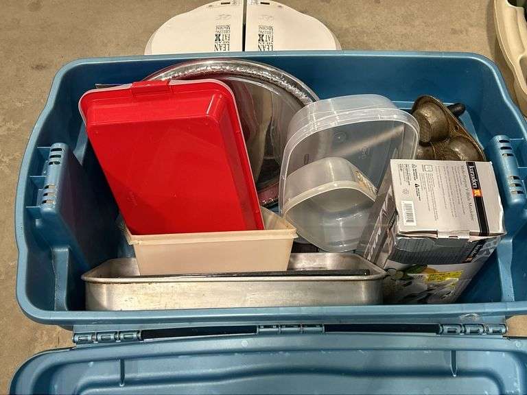 TOTE OF BAKEWARE & KITCHEN ITEMS