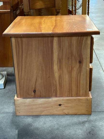 NIGHTSTAND - 22"X22"X23"