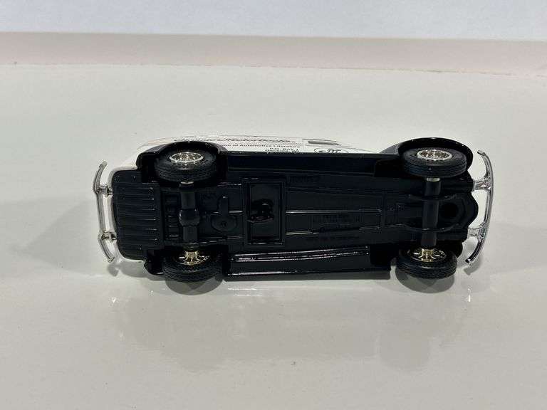 ERTL CLASSIC MOTORBOOKS 1936 CHEVY PANEL TRUCK BANK - 1/25