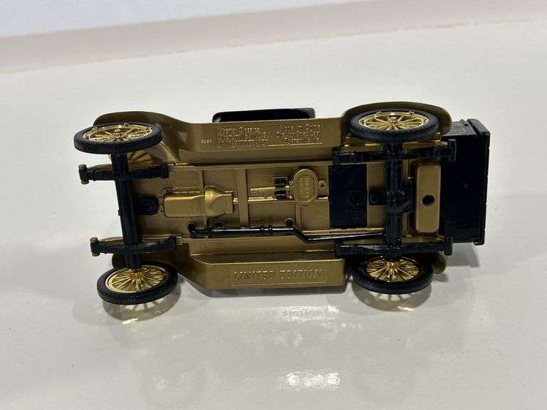 SPECCAST SPEC-TACULAR NEWS 1916 STUDEBAKER TANKER TRUCK BANK - 1/25