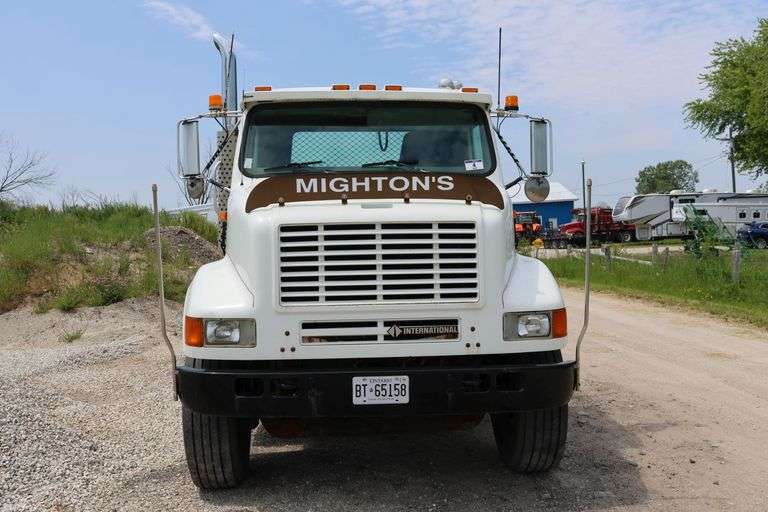 2001 INTERNATIONAL 8100 TANDEM AXLE ROLL OFF TRUCK