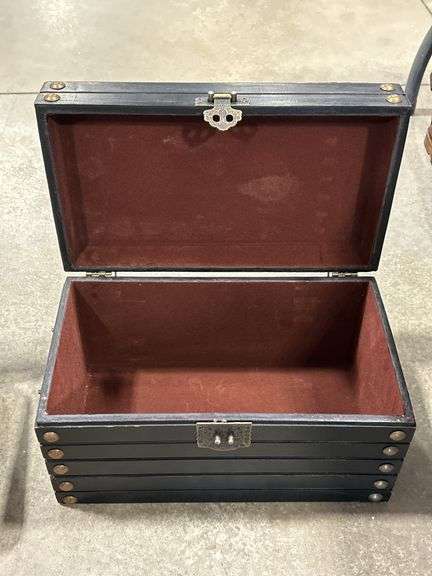 WOODEN STORAGE CHEST & PICNIC BASKET