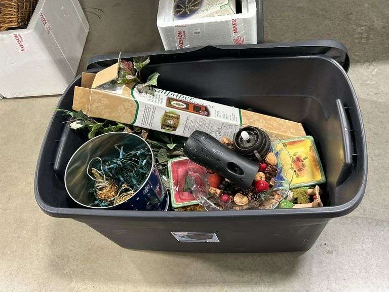 TOTE OF DECOR ETC.