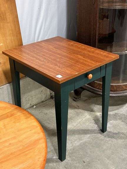 SIDE TABLE - 20"X24"X24"
