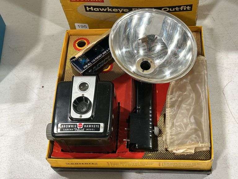 BROWNIW HAWKEYE FLASH OUTFIT CAMERA & BOX