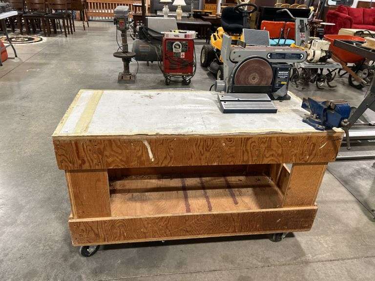 MASTERCRAFT 4" BELT & 8" DISC SANDER & 3" VISE MOUNTED ON ROLLING BENCH
