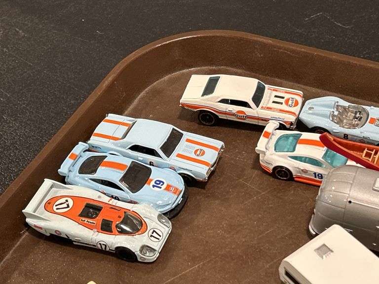 GROUP OF ASSORTED DIE CAST CARS & VEHICLES