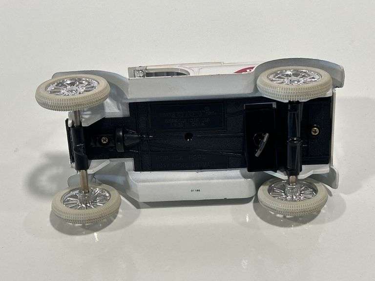 ERTL DAIRY QUEEN 1917 FORD MODEL T VAN BANK - 1/25