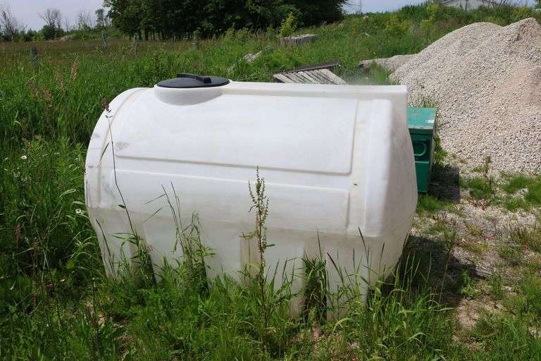 600 GALLON POLY TANK