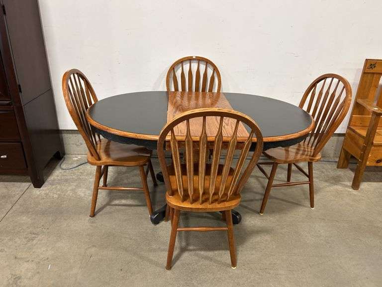 PAINTED OAK PEDESTAL TABLE WITH FOUR CHAIRS AND LEAF