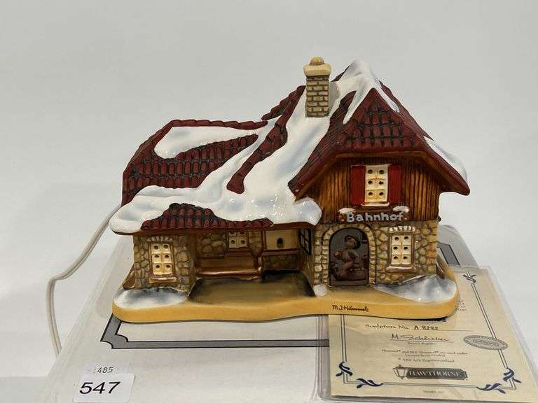HUMMEL "ALL ABOARD" HAWTHORNE VILLAGE - SCULPTURE A8282