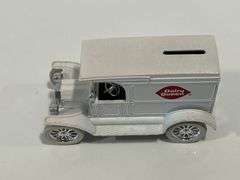 ERTL DAIRY QUEEN 1917 FORD MODEL T VAN BANK - 1/25