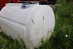 600 GALLON POLY TANK