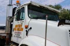 2001 INTERNATIONAL 8100 TANDEM AXLE ROLL OFF TRUCK