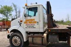 2001 INTERNATIONAL 8100 TANDEM AXLE ROLL OFF TRUCK