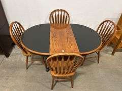 PAINTED OAK PEDESTAL TABLE WITH FOUR CHAIRS AND LEAF