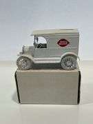 ERTL DAIRY QUEEN 1917 FORD MODEL T VAN BANK - 1/25