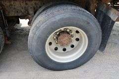 2001 INTERNATIONAL 8100 TANDEM AXLE ROLL OFF TRUCK