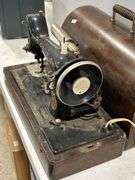 SINGER ELECTRIC SEWING MACHINE MODEL Y4284325 WITH CASE
