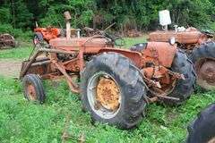 ALLIS CHALMERS D14 TRACTOR & LOADER
