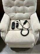 LAZY BOY LIFT CHAIR - NOT TESTED